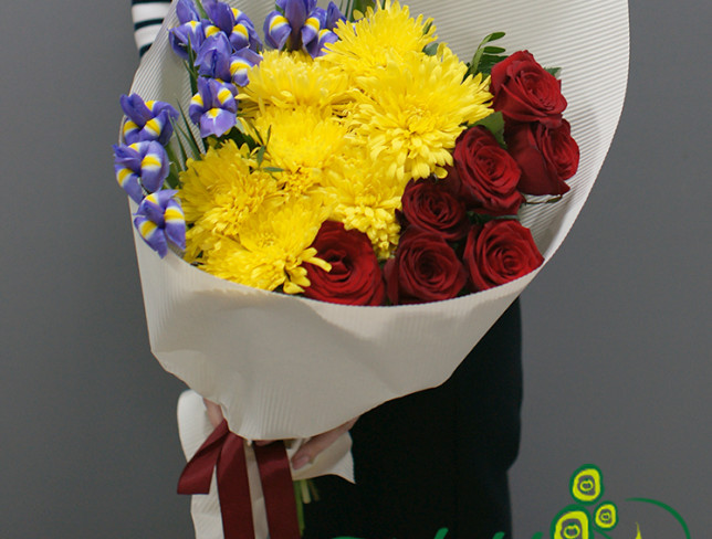 Bouquet with irises, roses, and chrysanthemums 'Tricolor photo